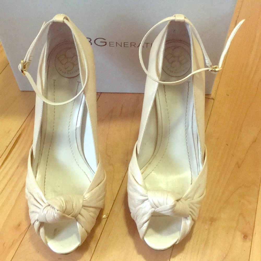 BCBGeneration BG-drum cream pearlized 8.5M heels